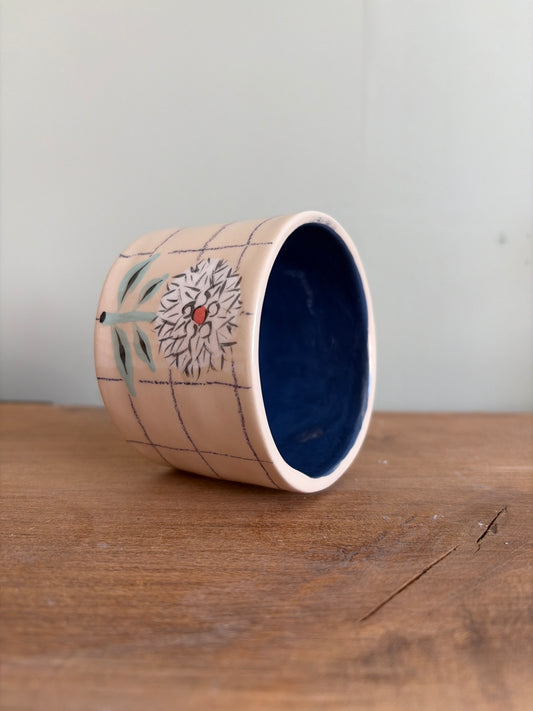 Tasse fleur et carreaux en céramique