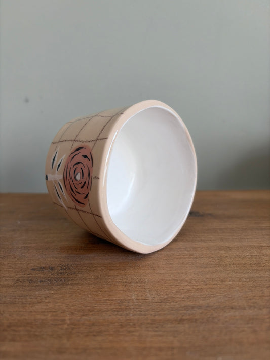 Tasse fleur et carreaux en céramique