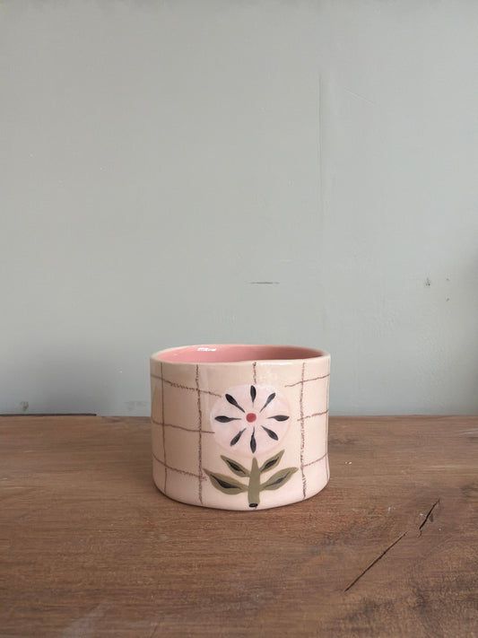 Tasse fleur et carreaux en céramique