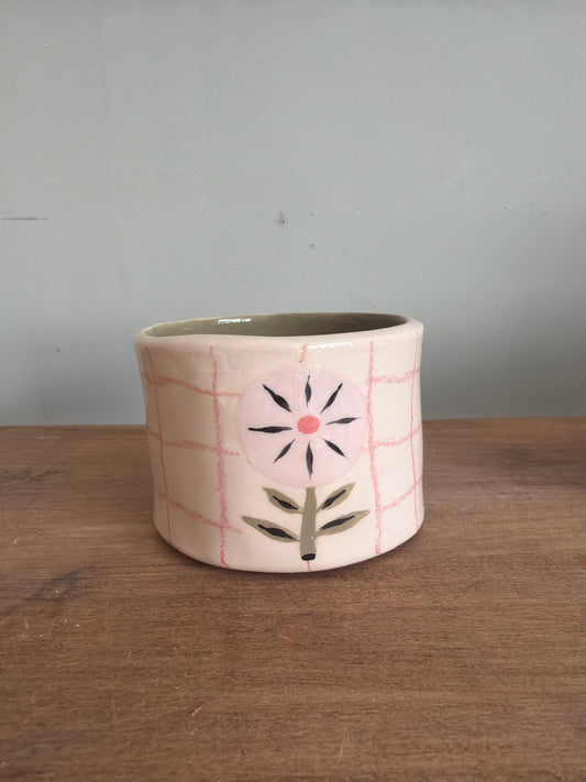 Tasse fleur et carreaux en céramique