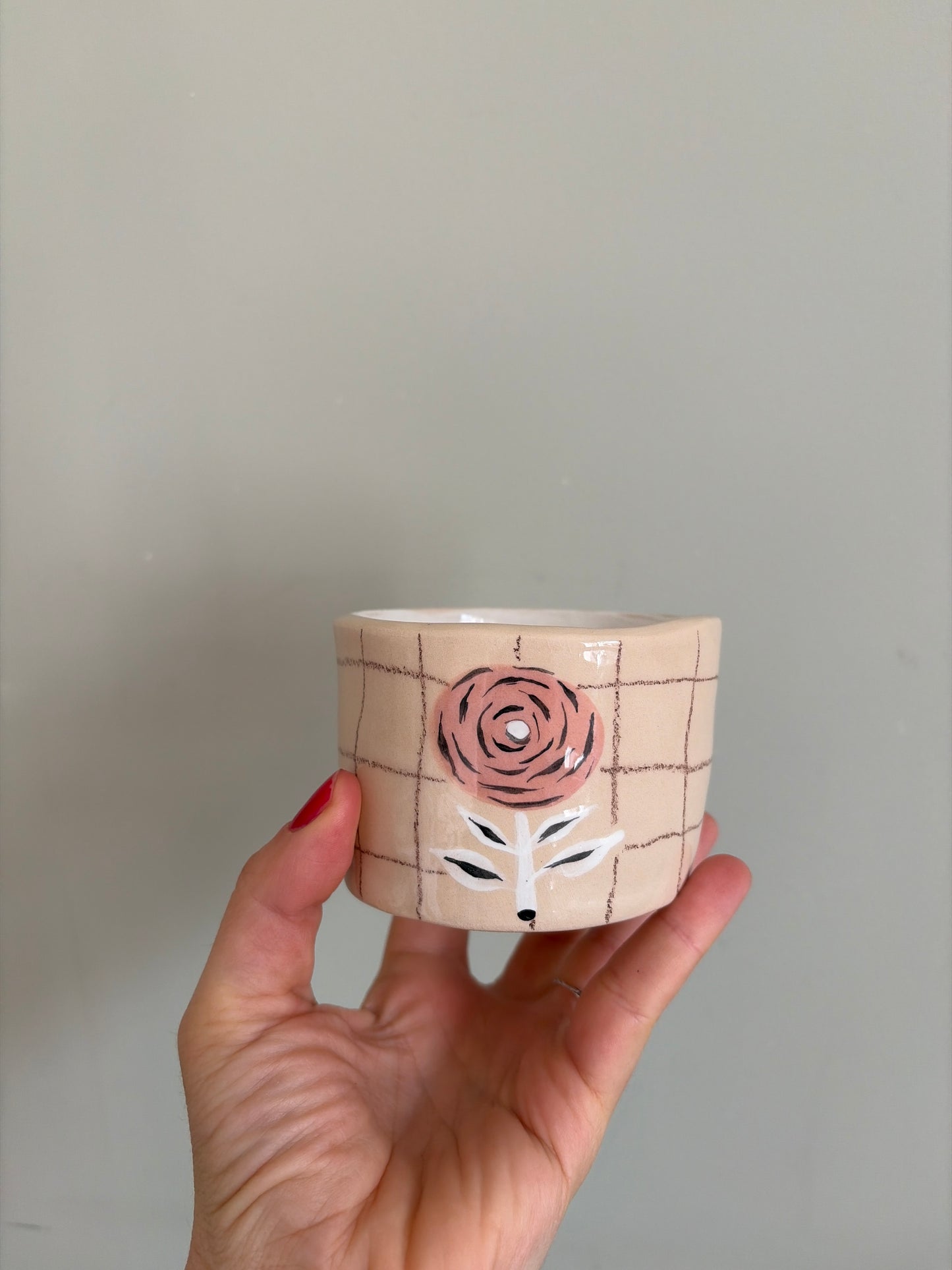 Tasse fleur et carreaux en céramique