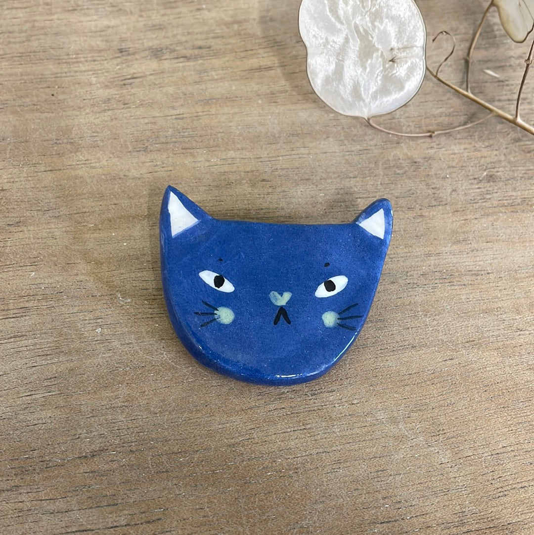 Broche chat bleu en céramique faïence