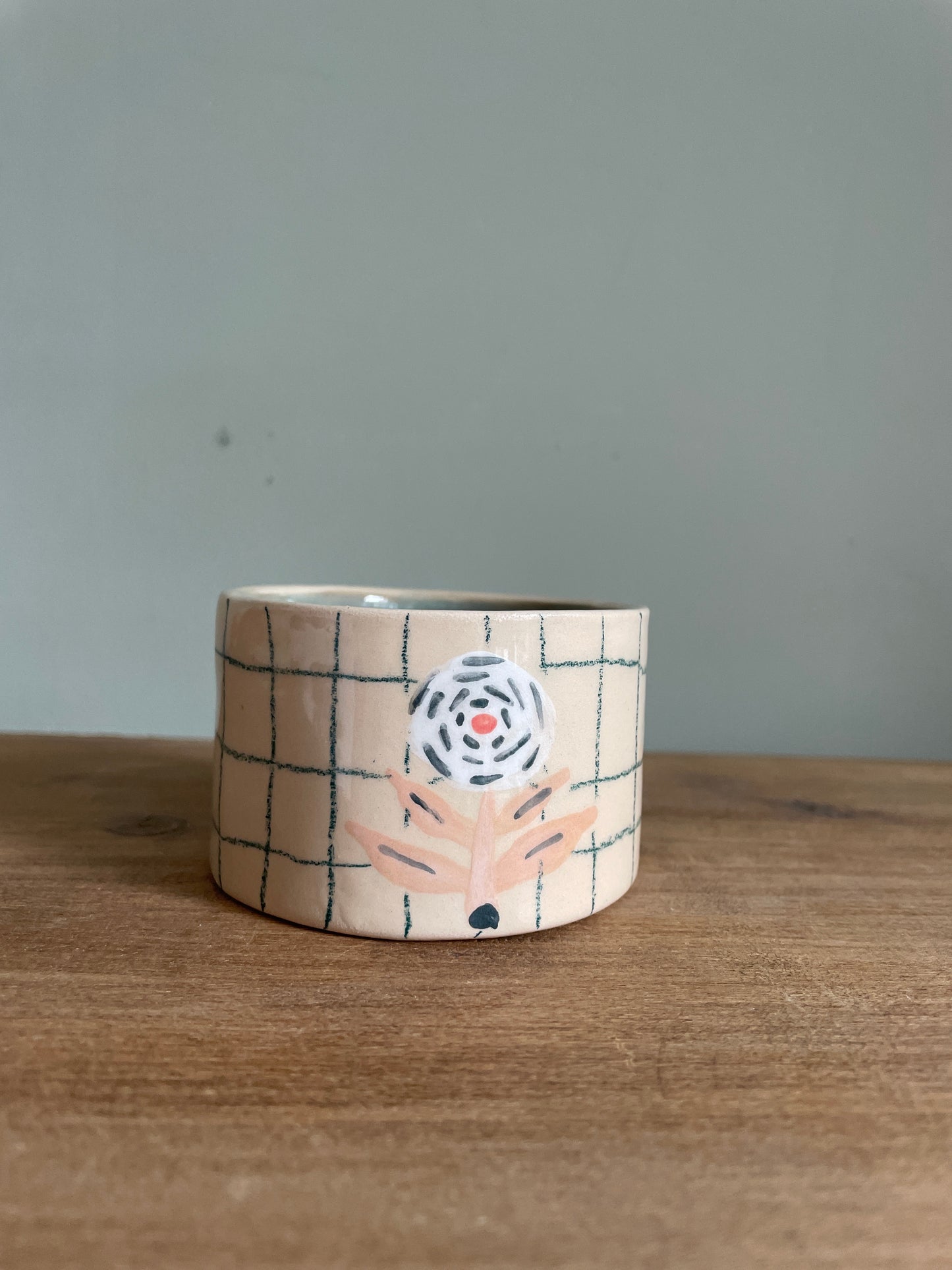 Tasse fleur et carreaux en céramique