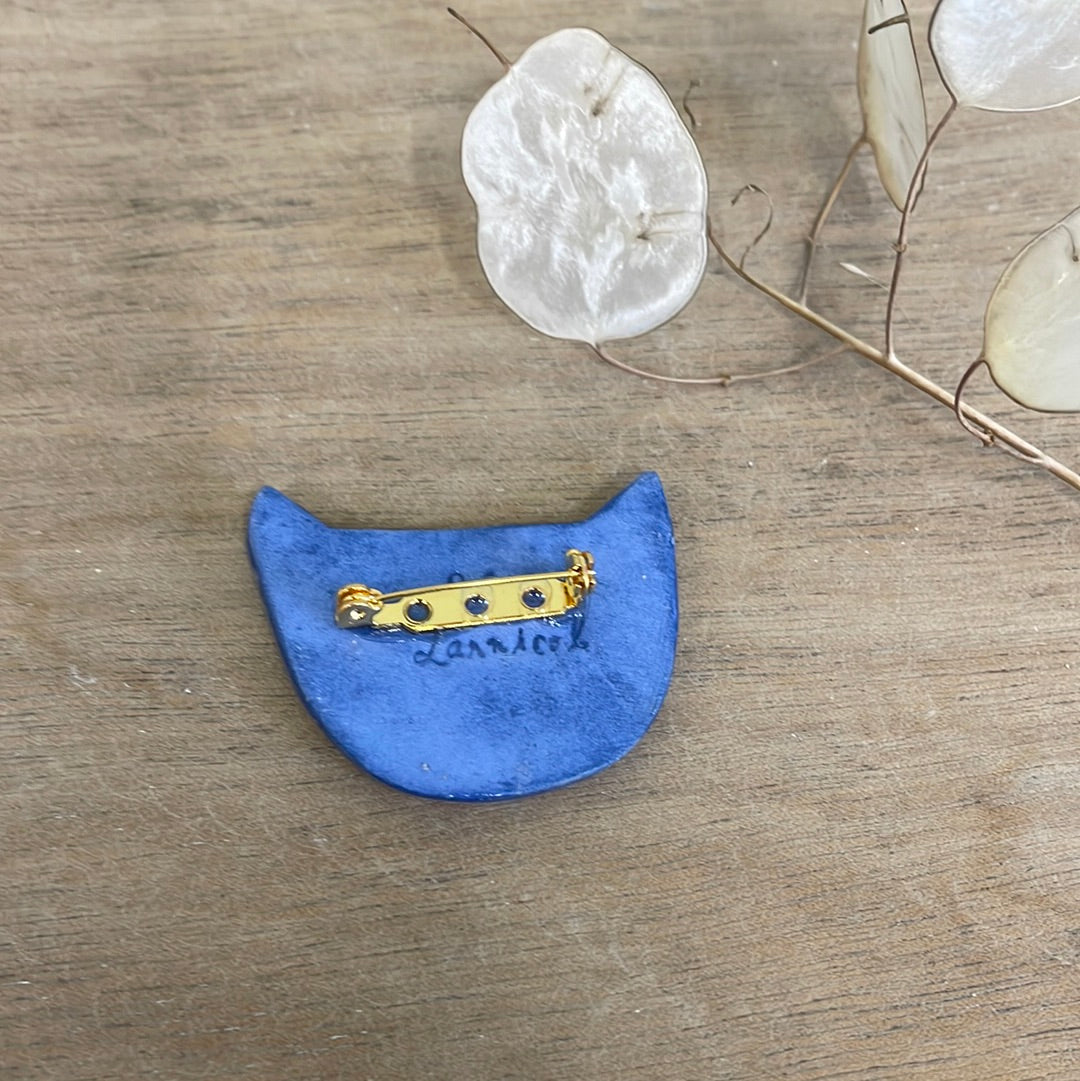 Broche chat bleu en céramique faïence