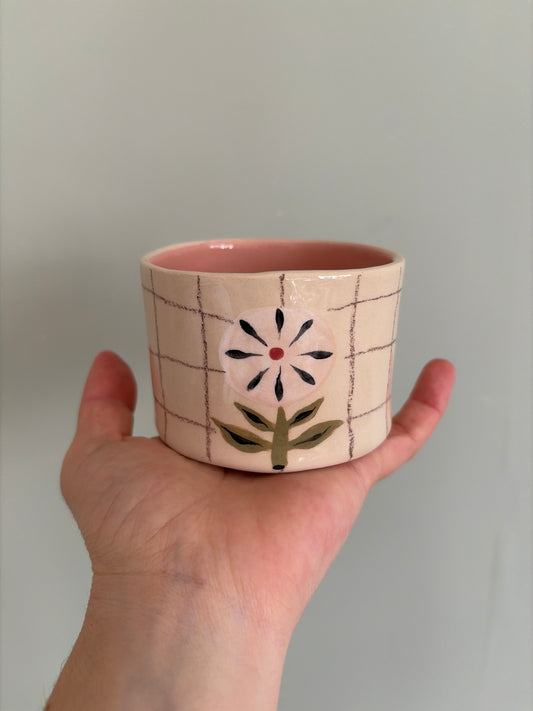 Tasse fleur et carreaux en céramique