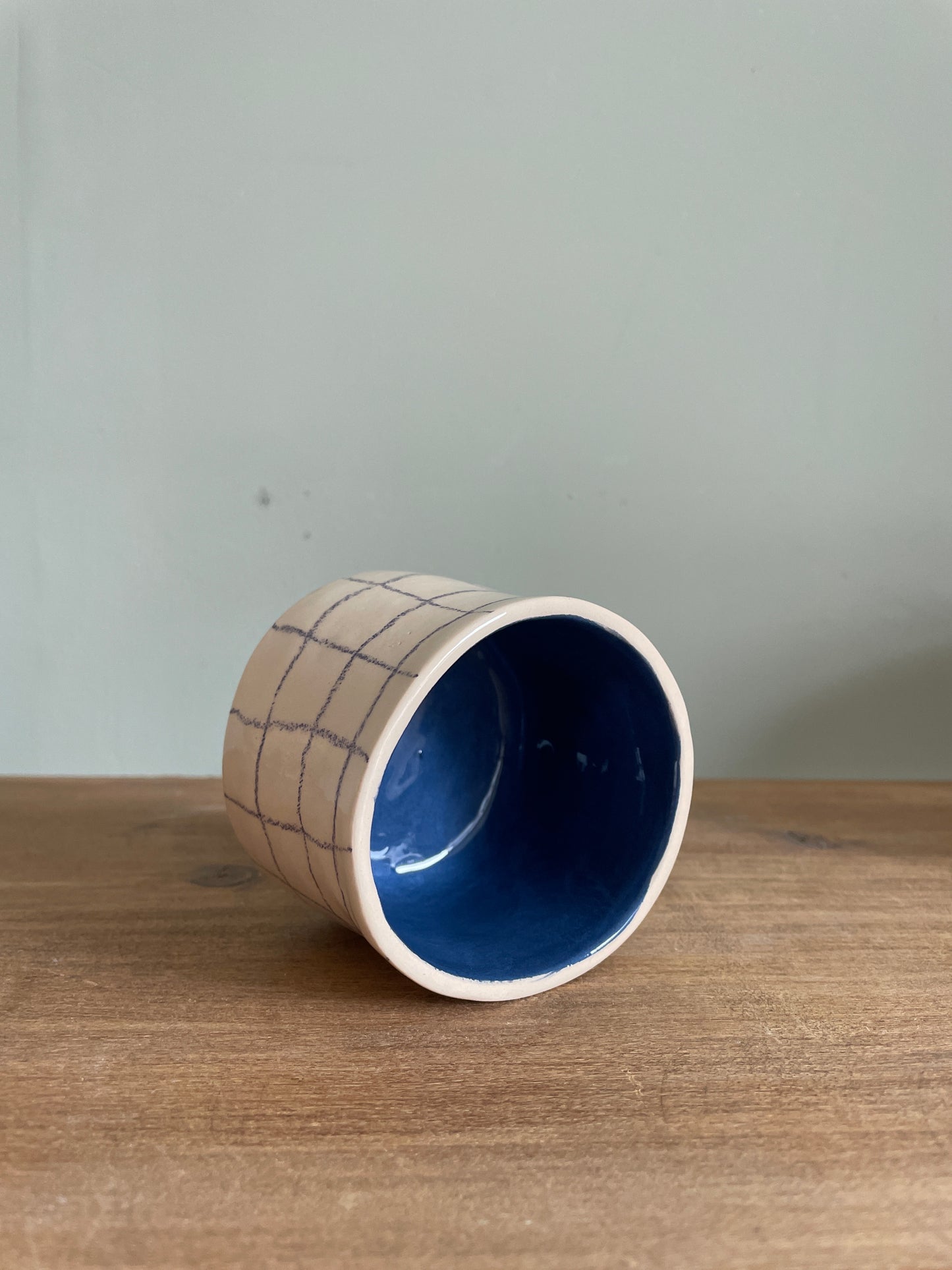 Tasse fleur et carreaux en céramique