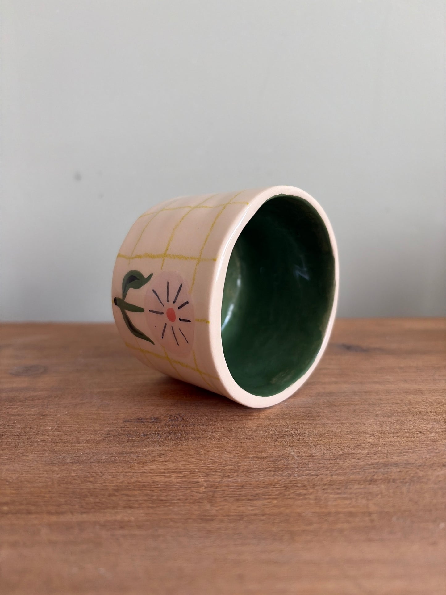 Tasse fleur et carreaux en céramique