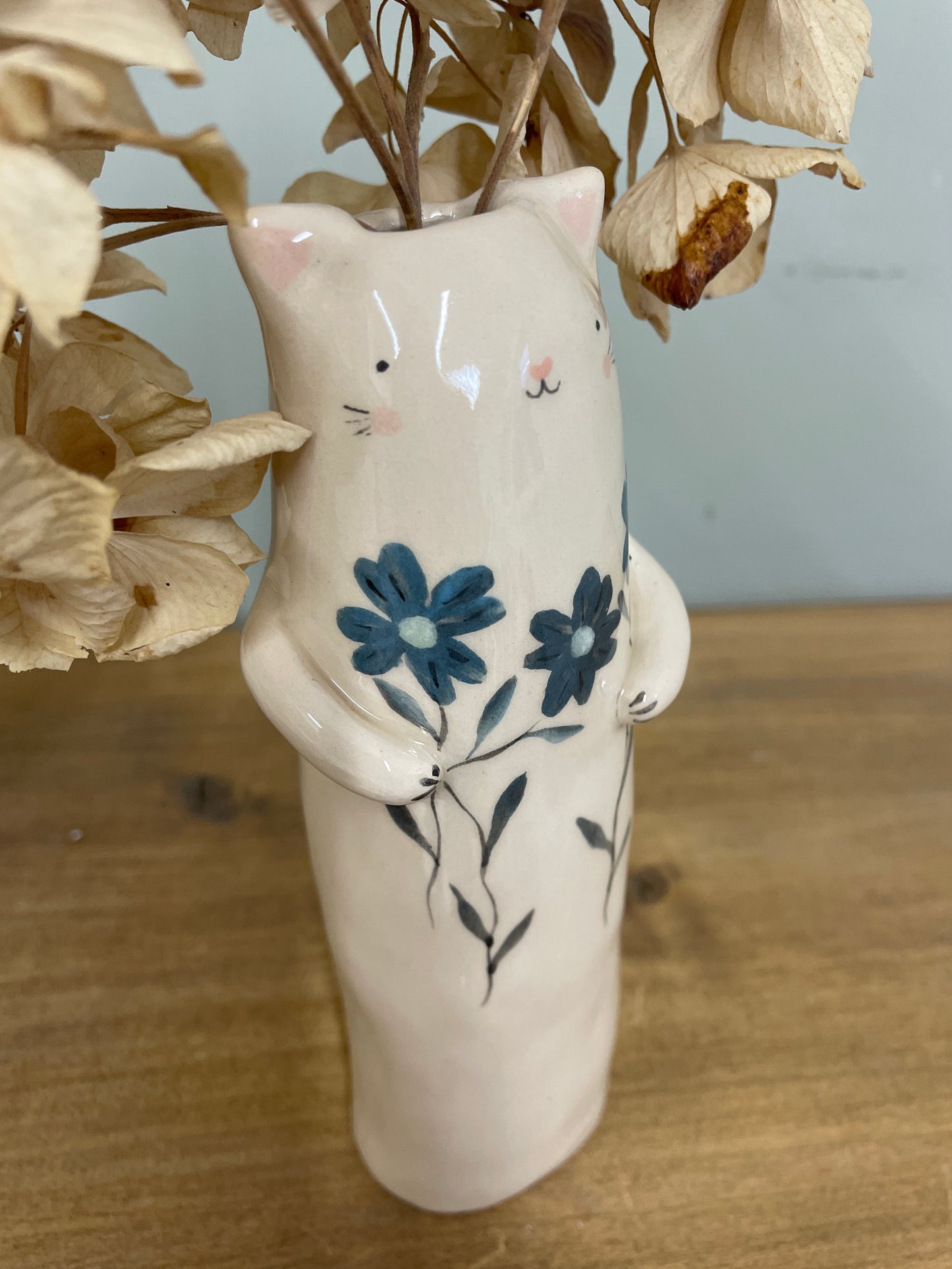 Soliflore chat au bouquet bleu en céramique vase émaillé