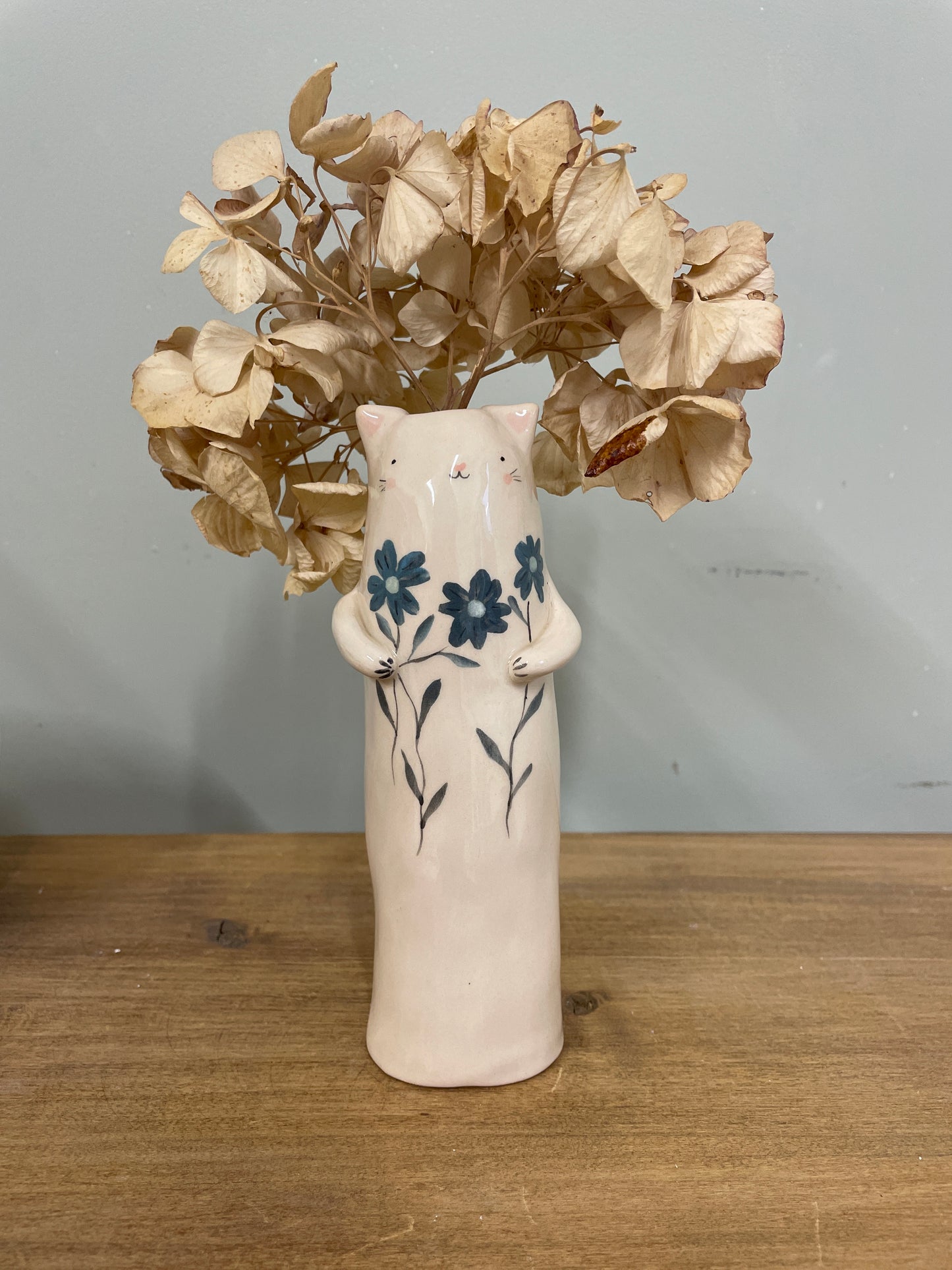 Soliflore chat au bouquet bleu en céramique vase émaillé