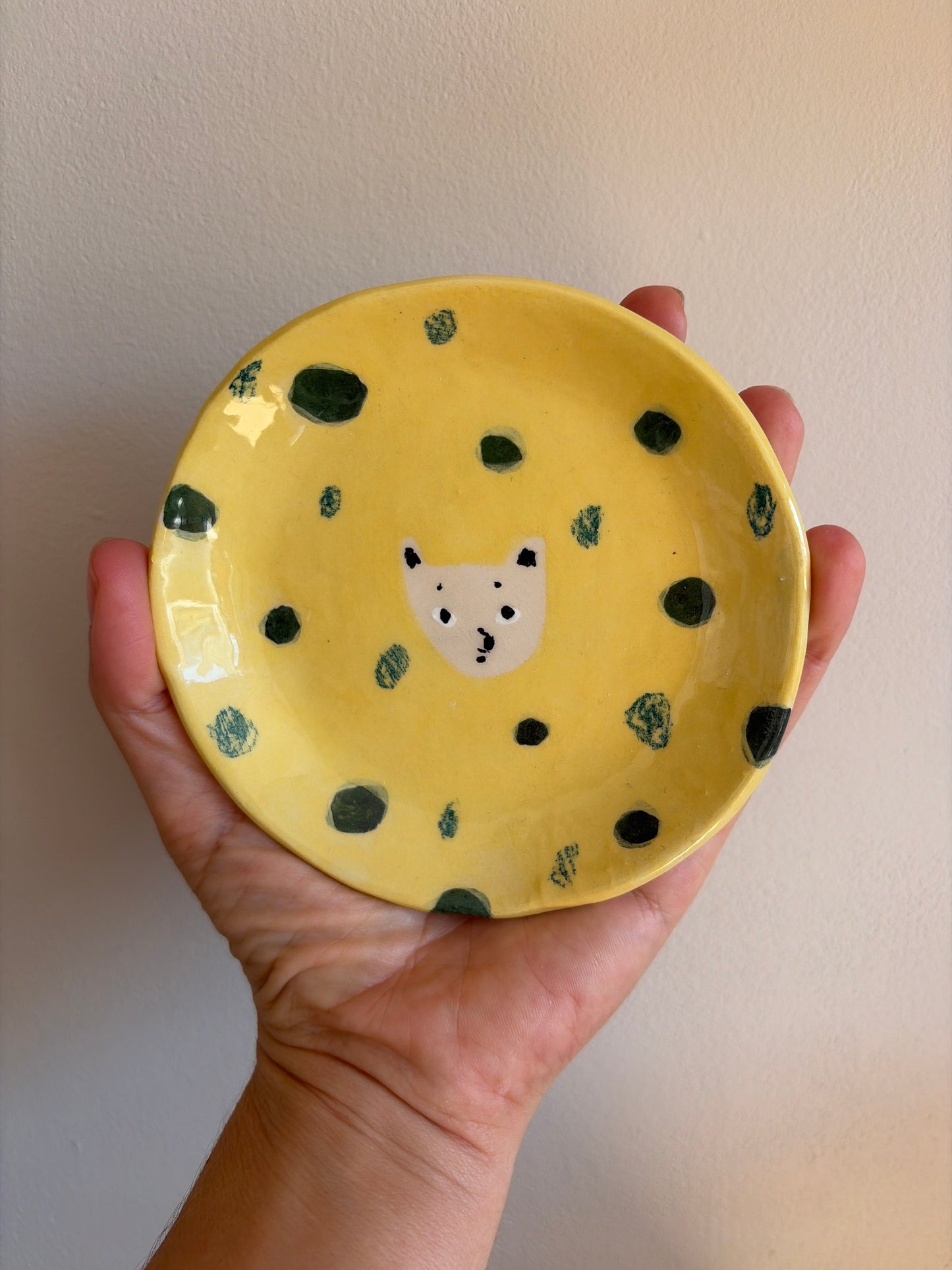 Petite assiette en céramique