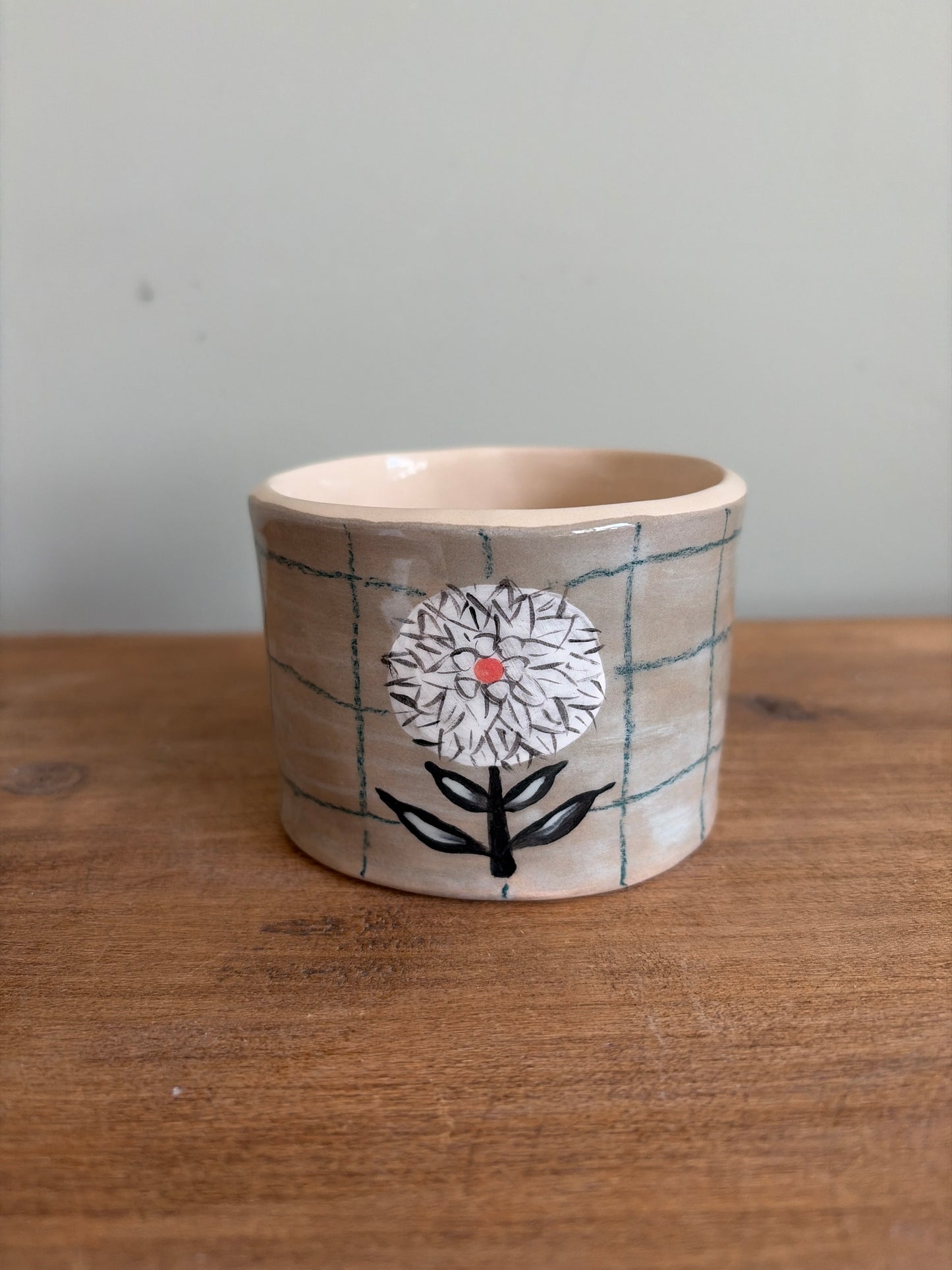 Tasse fleur et carreaux en céramique