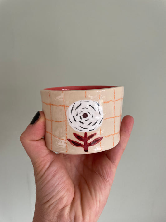 Tasse fleur et carreaux en céramique