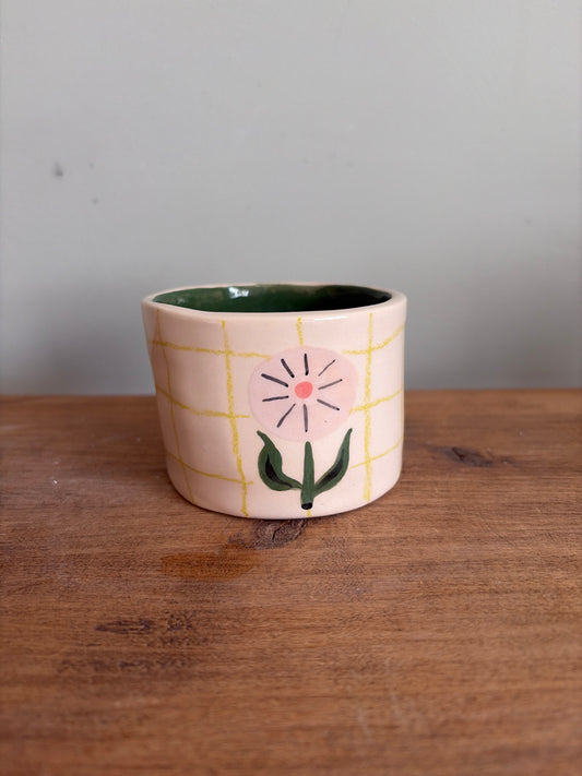Tasse fleur et carreaux en céramique