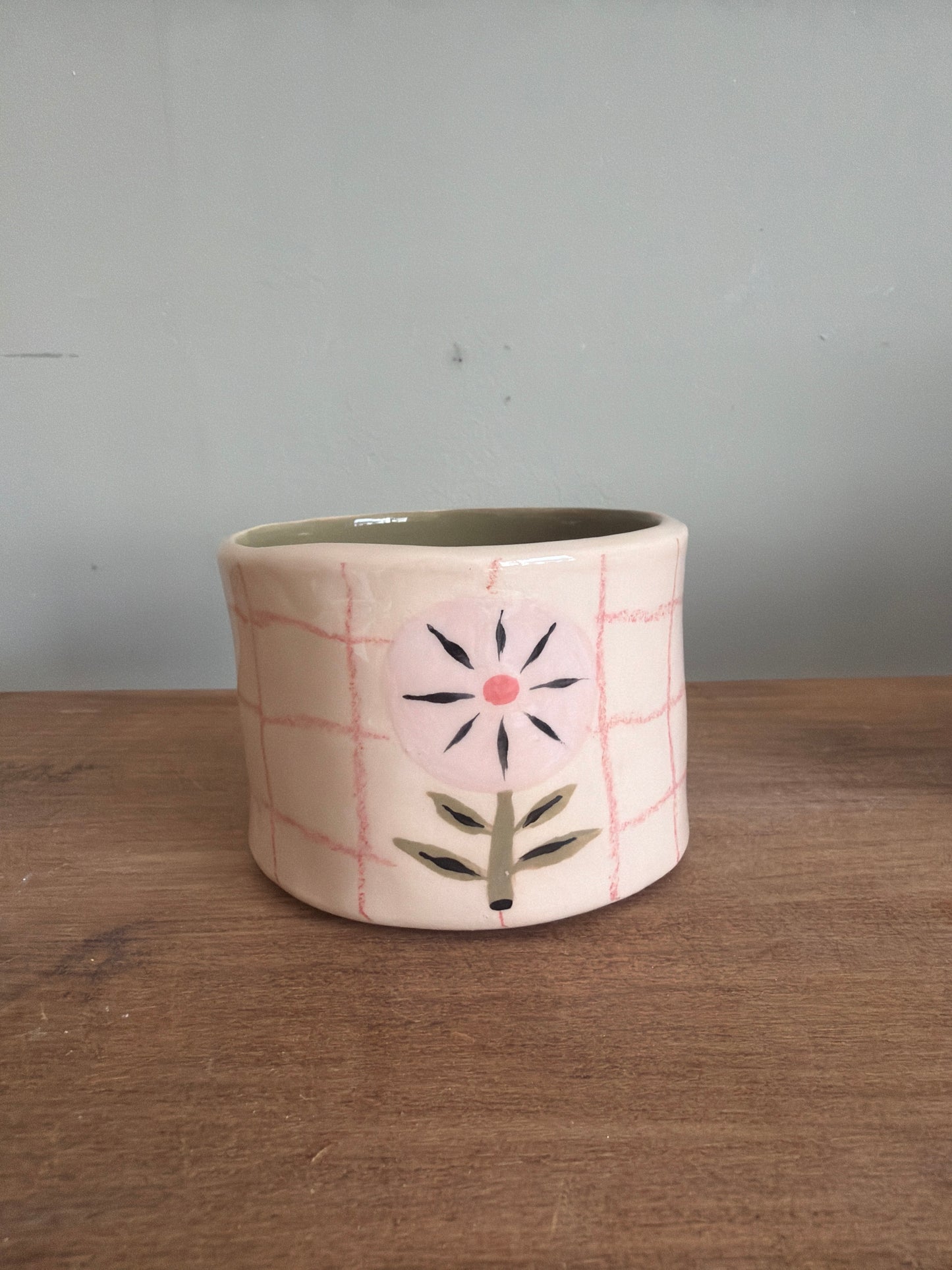 Tasse fleur et carreaux en céramique