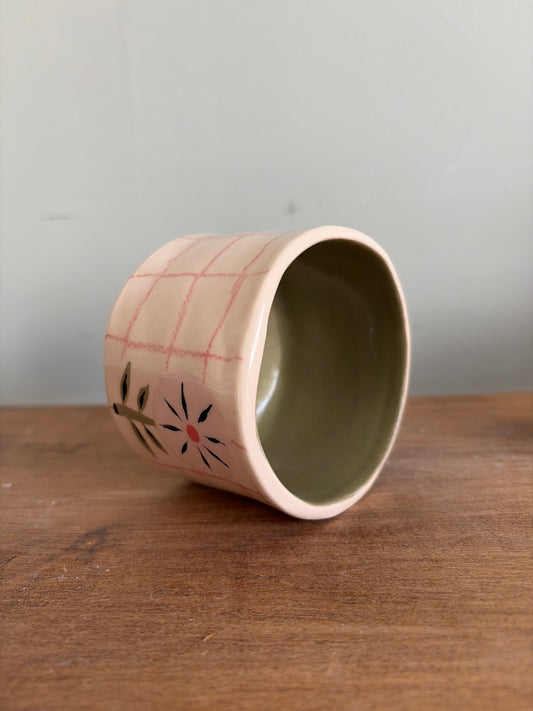 Tasse fleur et carreaux en céramique