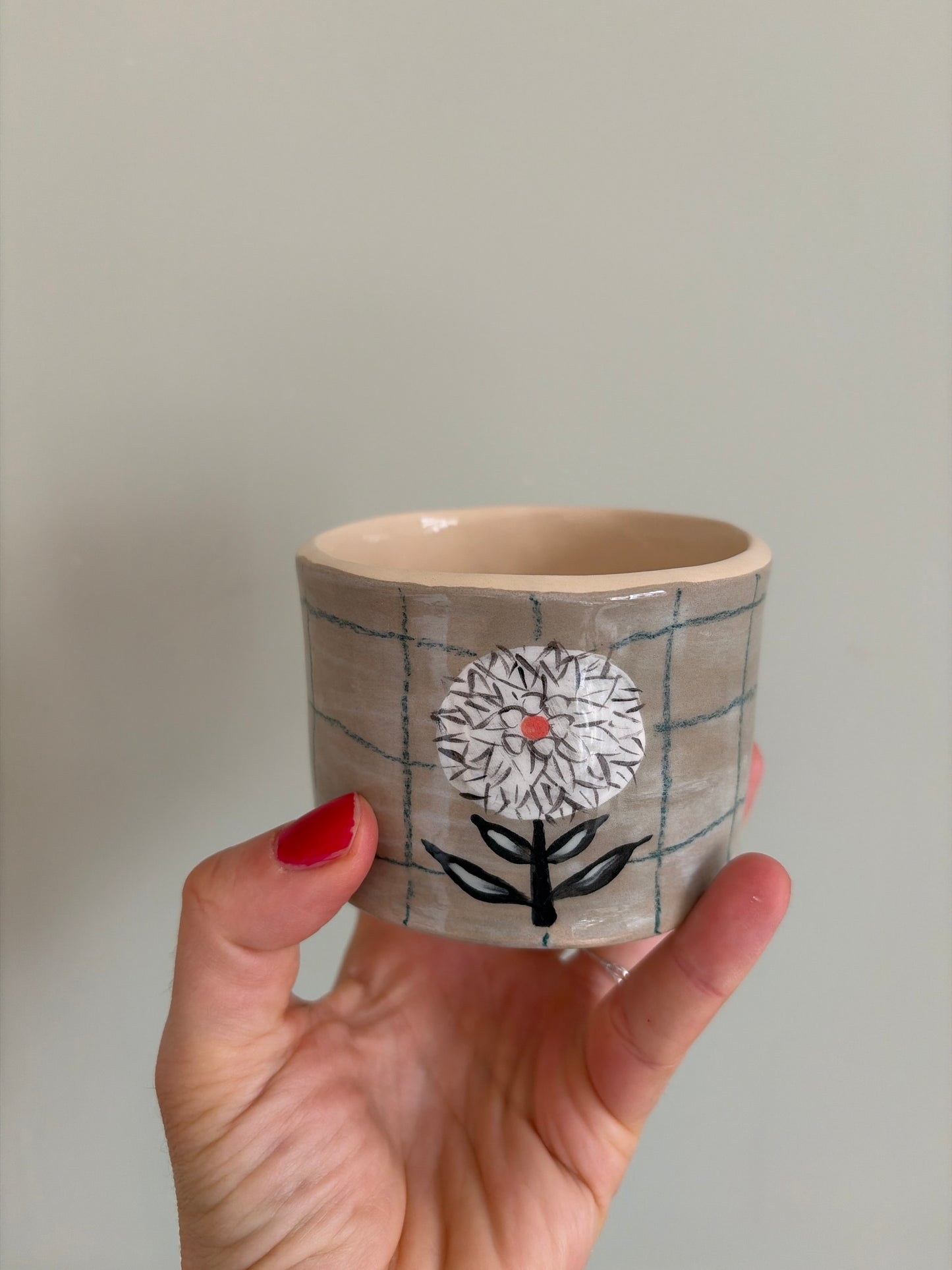 Tasse fleur et carreaux en céramique