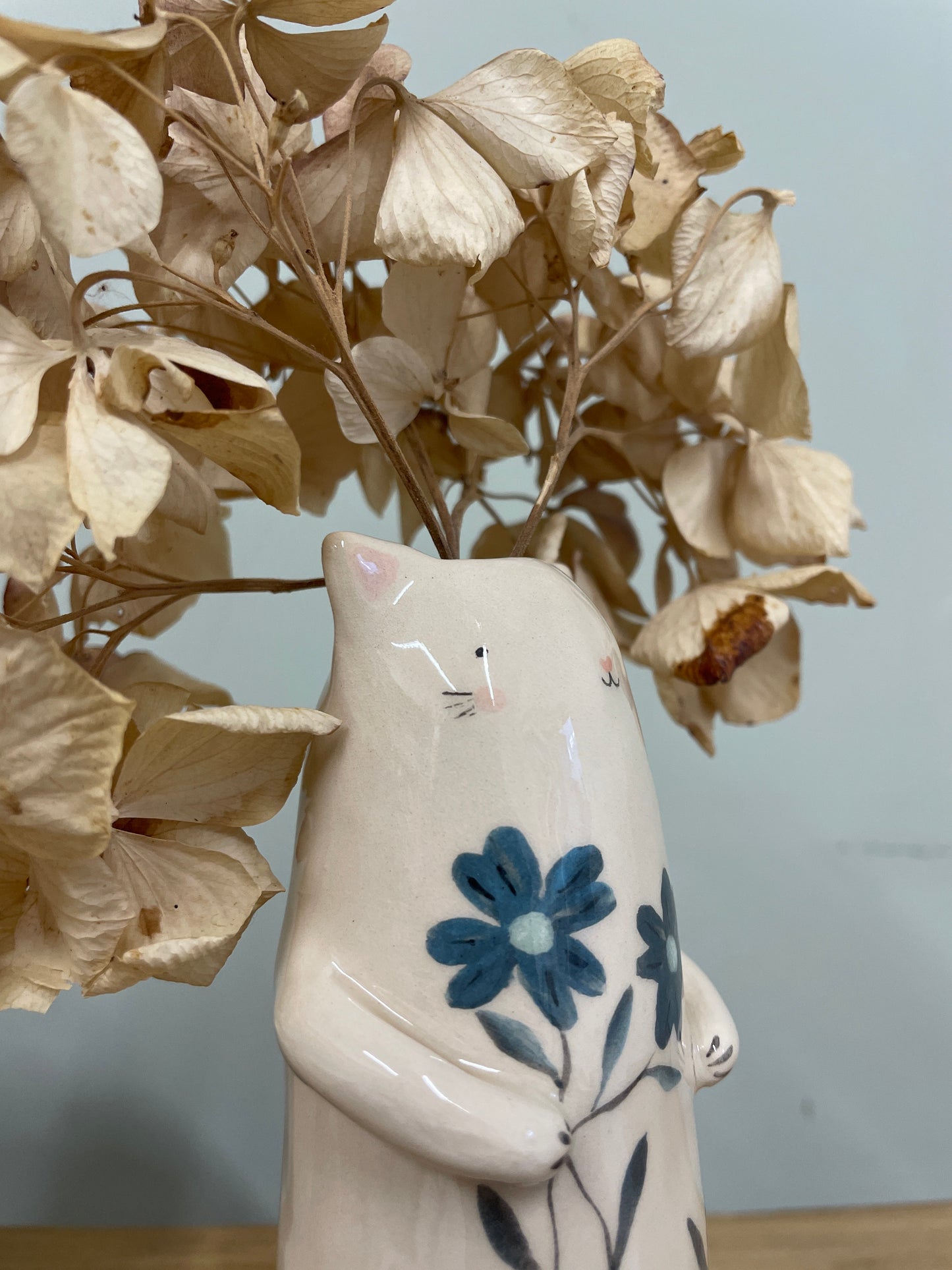Soliflore chat au bouquet bleu en céramique vase émaillé