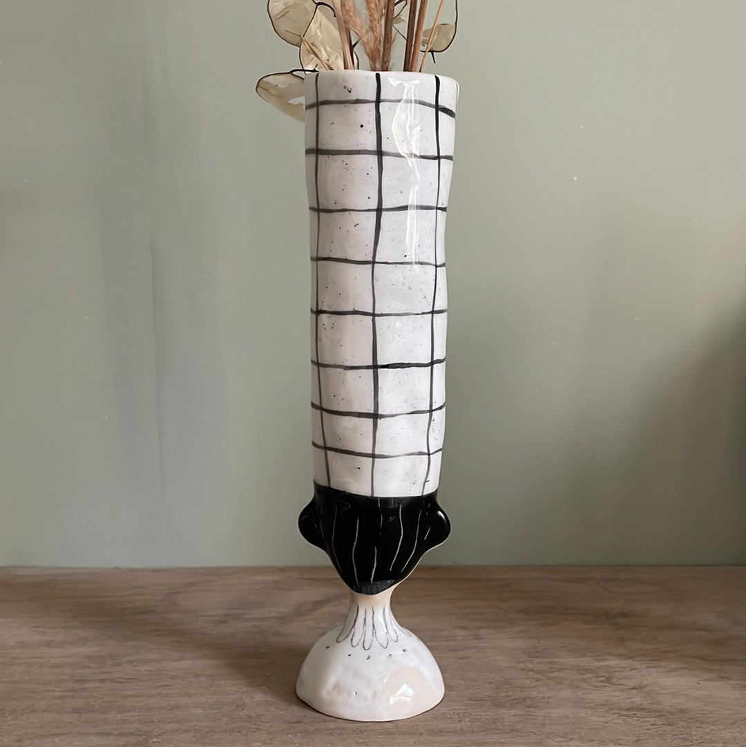 Soliflore cat with white flowers in ceramic glazed vase