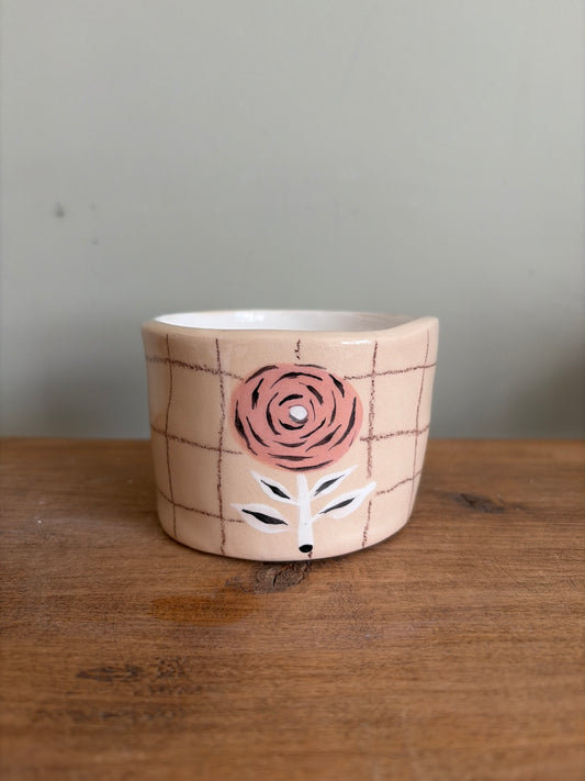 Tasse fleur et carreaux en céramique