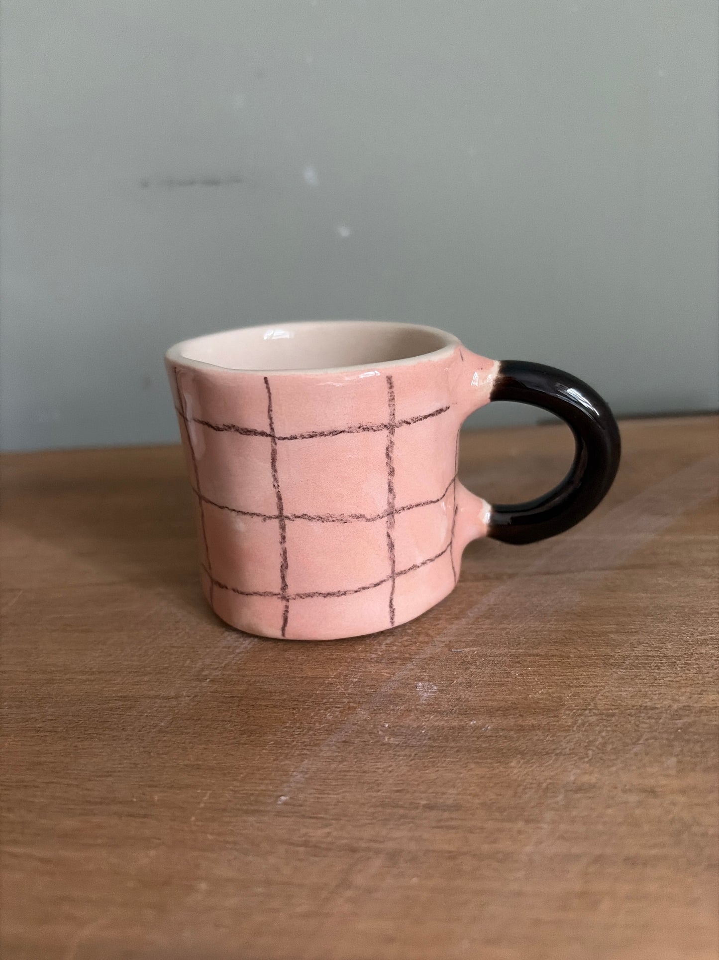 Tasse fleur et carreaux en céramique