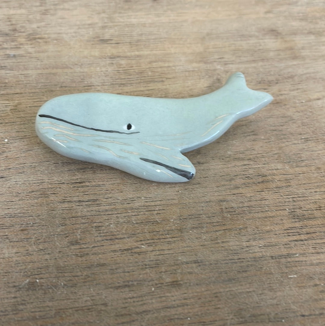 Broche baleine en céramique émaillée