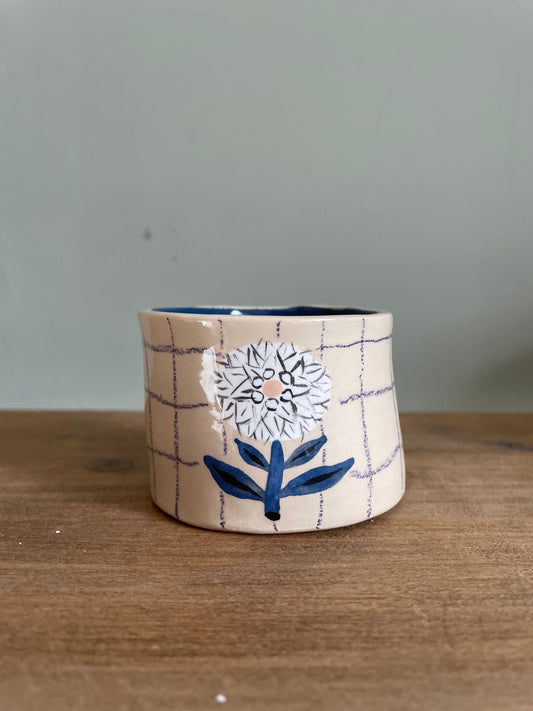 Tasse fleur et carreaux en céramique