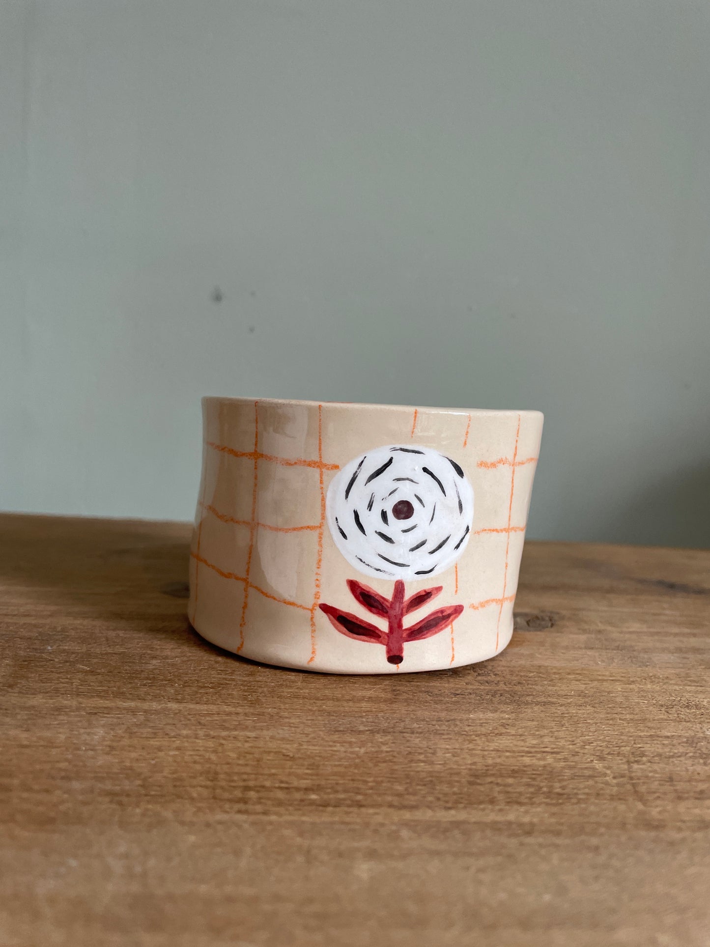 Tasse fleur et carreaux en céramique