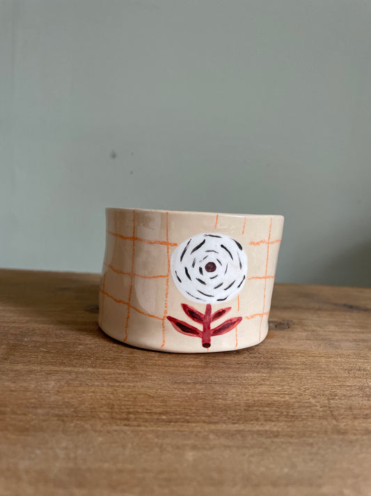 Tasse fleur et carreaux en céramique