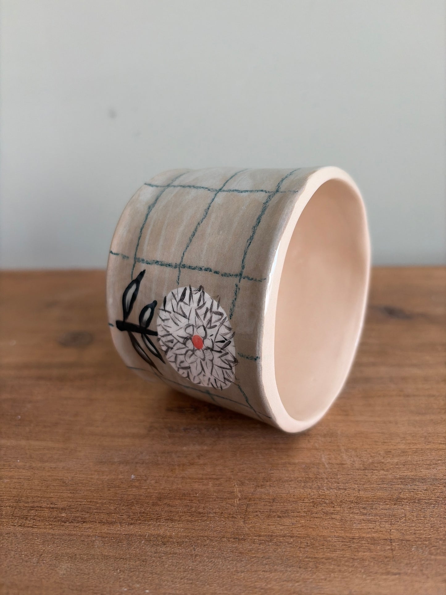 Tasse fleur et carreaux en céramique