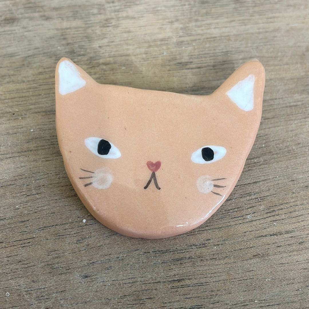 Broche chat en céramique faïence