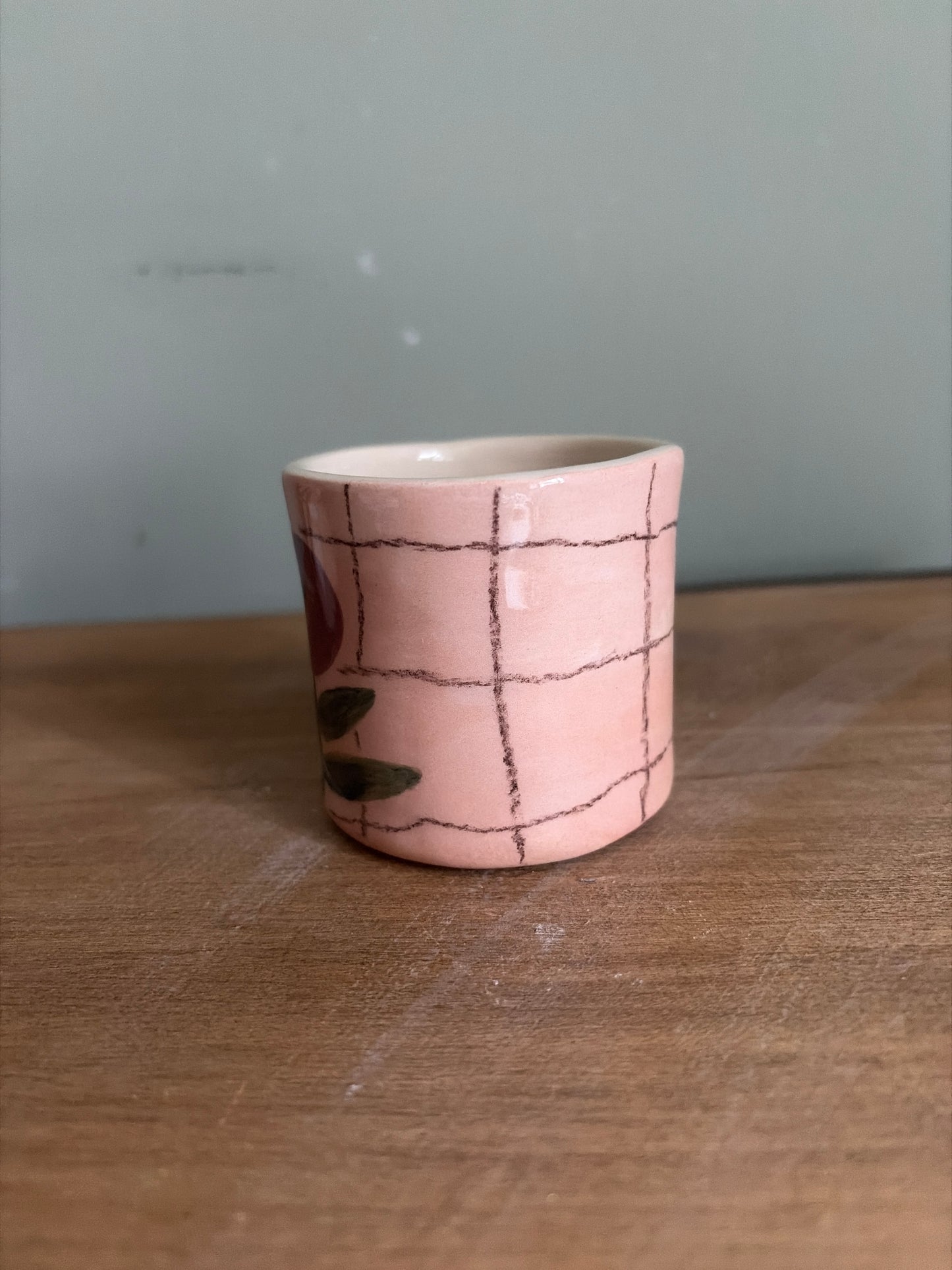 Tasse fleur et carreaux en céramique