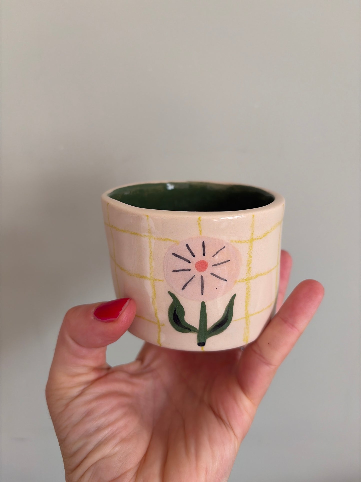 Tasse fleur et carreaux en céramique