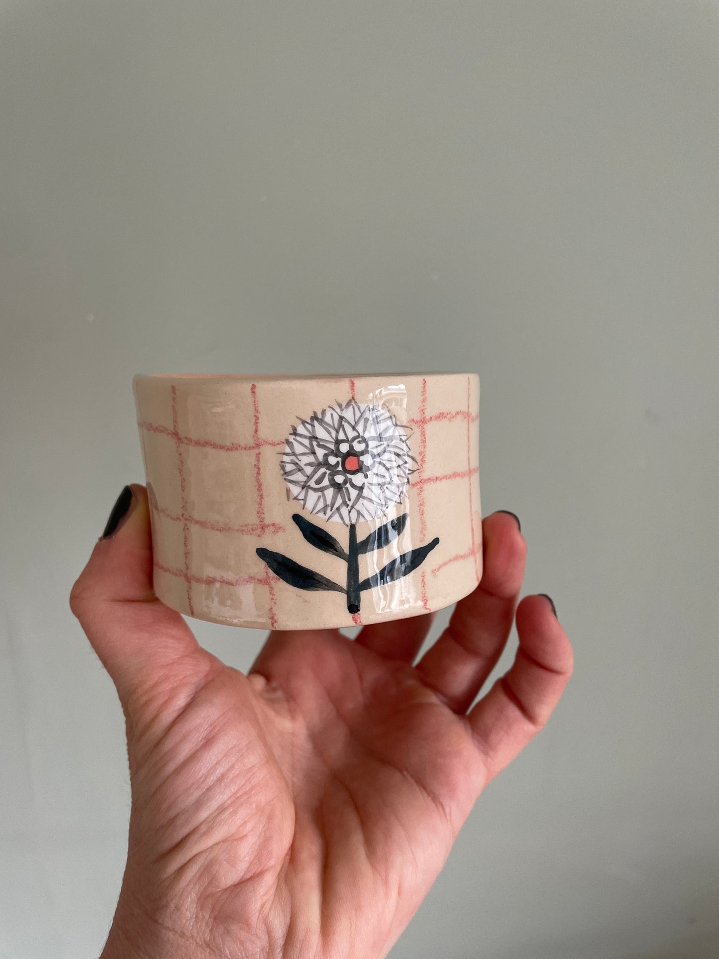 Tasse fleur et carreaux en céramique