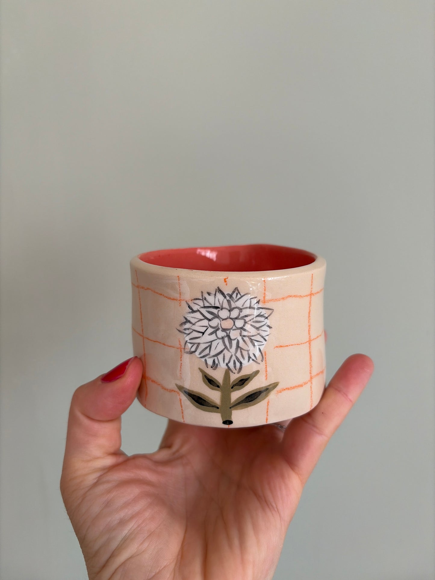 Tasse fleur et carreaux en céramique