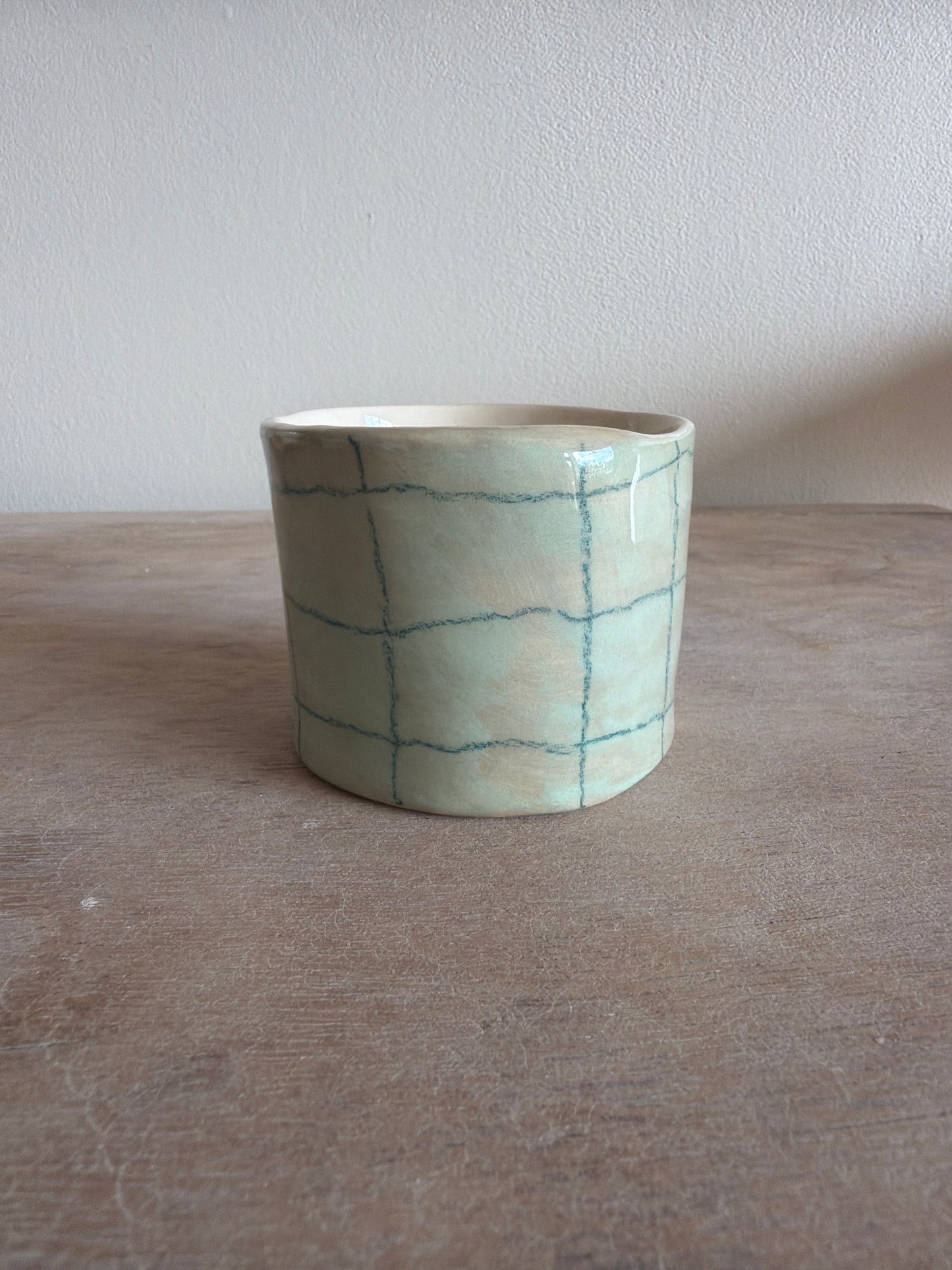 Tasse fleur et carreaux en céramique
