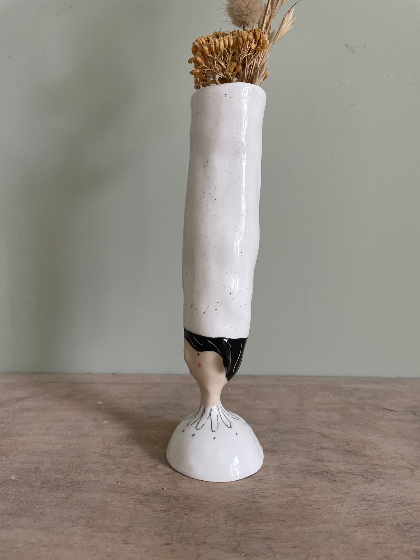 Soliflore cat with white flowers in ceramic glazed vase